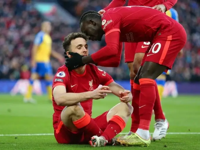 Diogo Jota mừng bàn thắng cho Liverpool bằng cách ngồi xuống sân và giả tưởng dùng tay cầm chơi điện tử